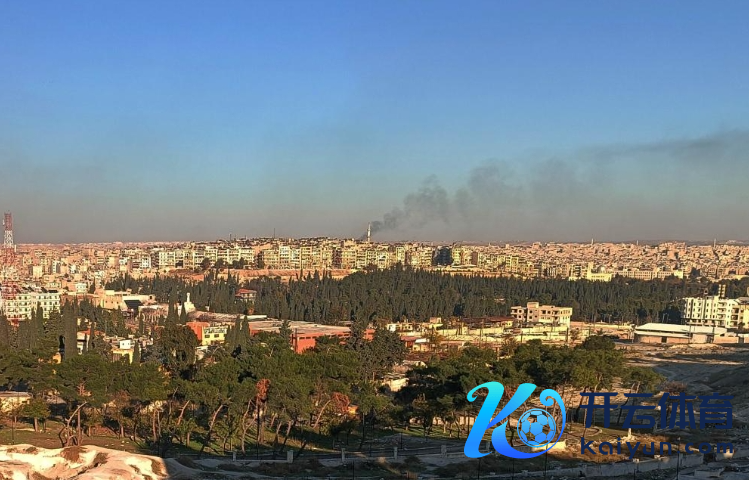 12月1日,叙利亚北部城市阿勒颇起飞滔滔浓烟(起原:新华社图)